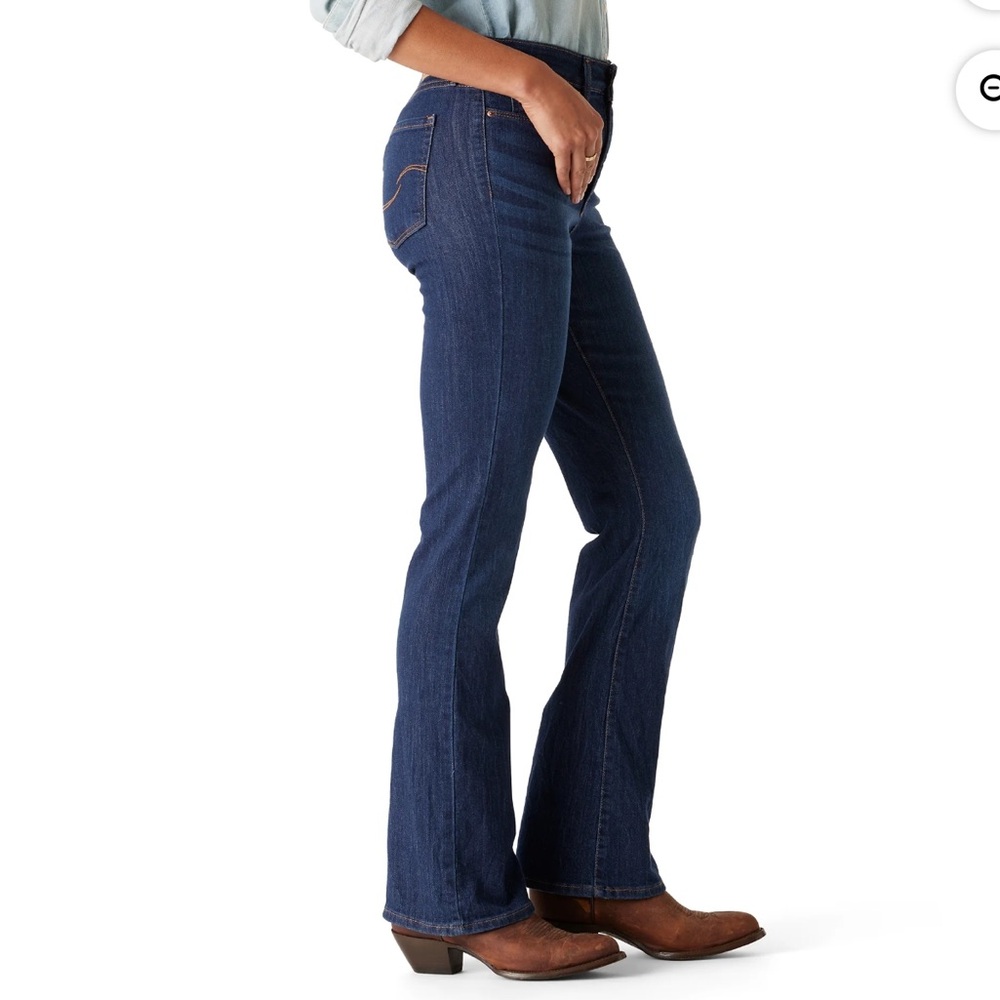 NWT Women's Levis Signature Mid Rise Bootcut Jeans SZ: 8M, W29, L32